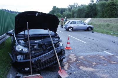 Enzberg: schwerer Verkehrsunfall auf der B10 mit 3 beteiligte Fahrzeuge - 2 Personen verletzt